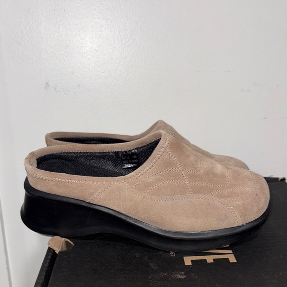 Women’s Soho Tan Slip-On Mules size 7.5 - Picture 1 of 5